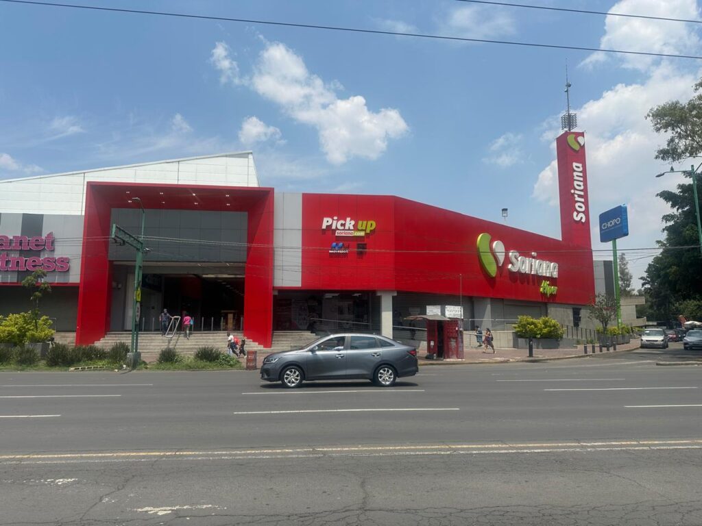 Fachada de la sucursal de Pensionado Aliado en Comercial Soriana Tlatelolco.